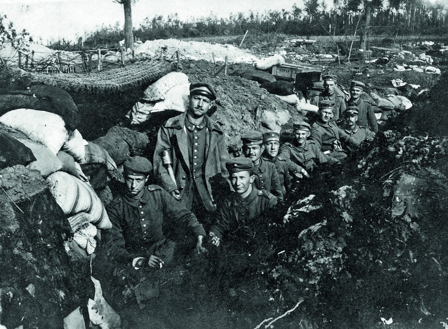 Soldats allemands dans une tranchée de lorette, fond Alain Jacques