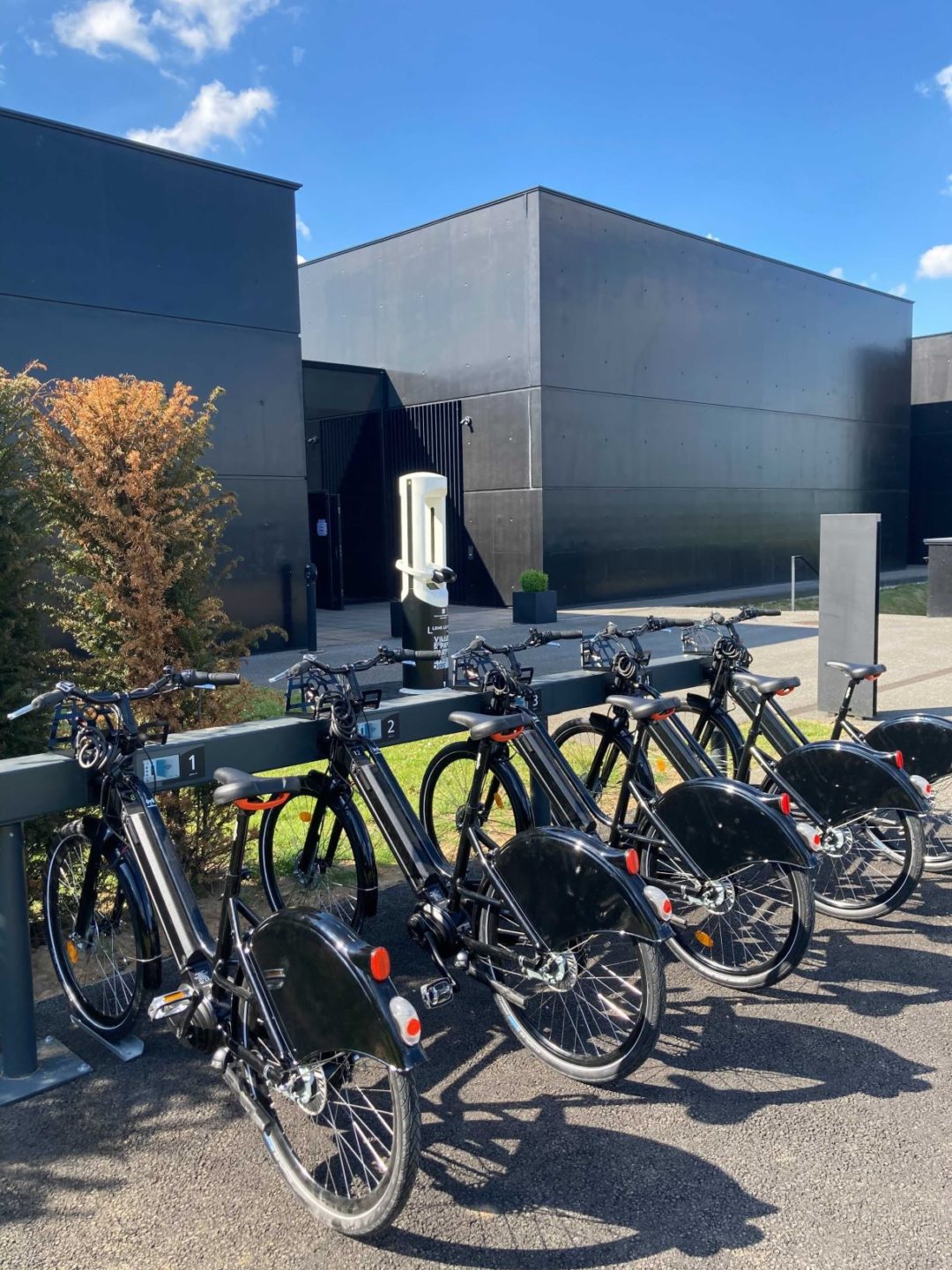 Vélos à assistance électrique en libre service devant le centre d'histoire