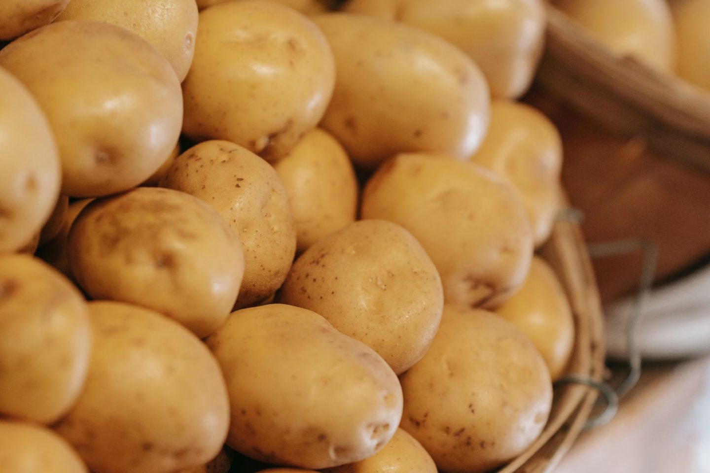 Etal de marché avec pommes de terre