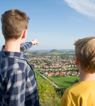 Enfants regardant les terrils du Bassin minier depuis Lens