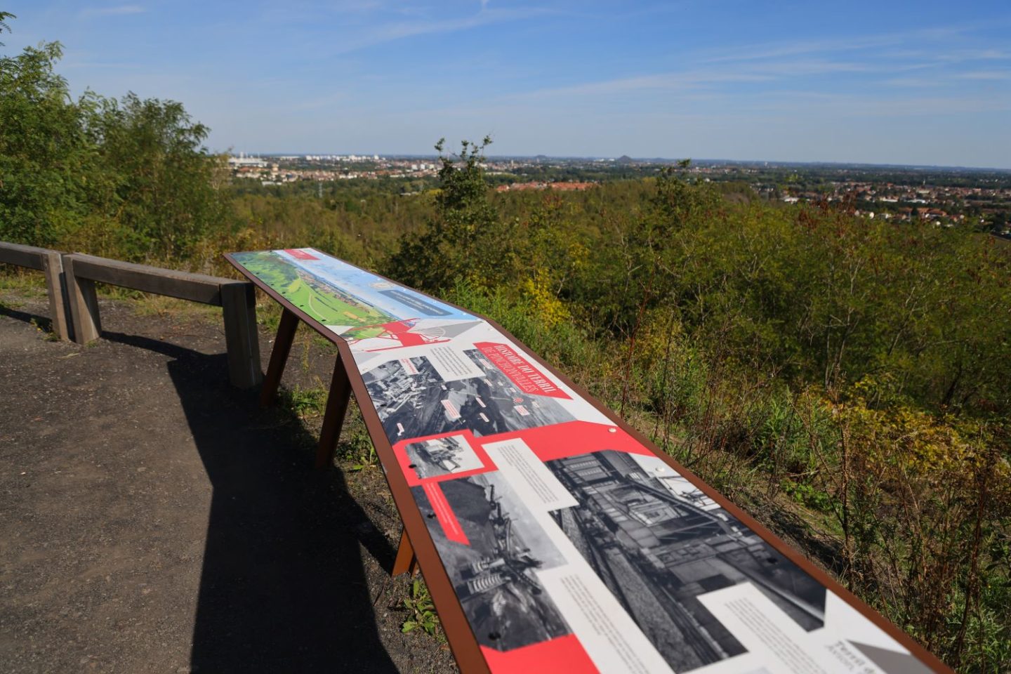 Tables d'orientation sur le terril de pinchonvalles ©Eden 62