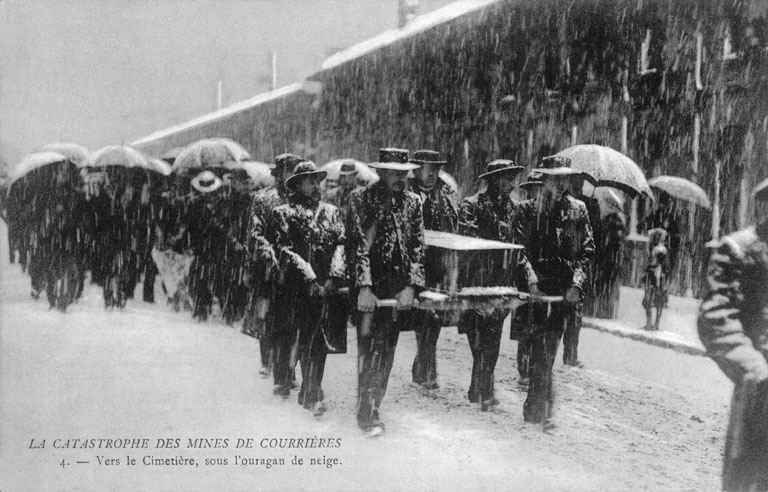 Les funérailles des victimes de la catastrophe de Courrières sous la neige ©Centre historique minier prêt ANMT