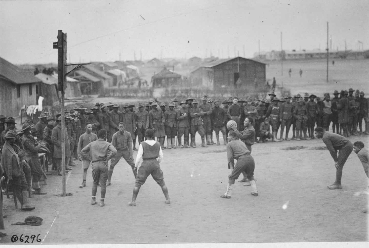 Match de basket-ball entre soldats du 15th New York National Guard Regiment, 1918 © NARA 
Photo présentée dans l'exposition Coup d'envoi au Mémorial 14-18 Notre-Dame de Lorette