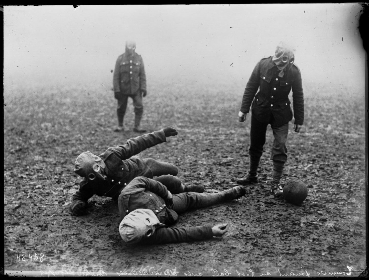 Tommies jouant au football avec des masques contre le gaz 1916 ©BnF