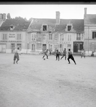 Soldats français jouant au football sur une place