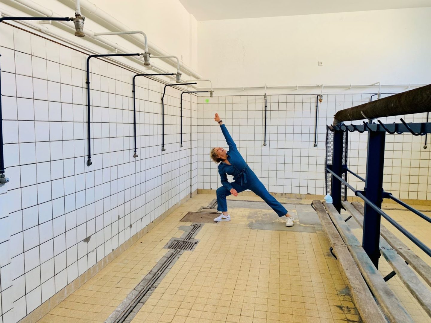 Séance de yoga dans l'ancienne salle des douches du 9-9 bis de Oignies