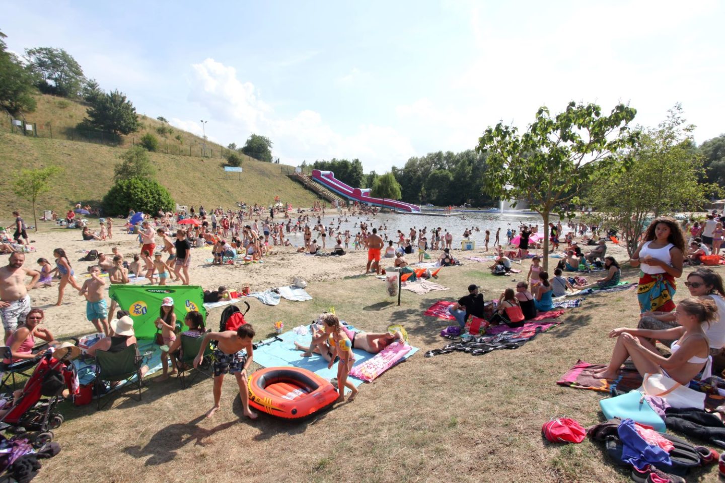 Avion plage est au coeur du parc de la Glissoire à Avion et est ouverte gratuitement tout l'été du mardi au dimanche