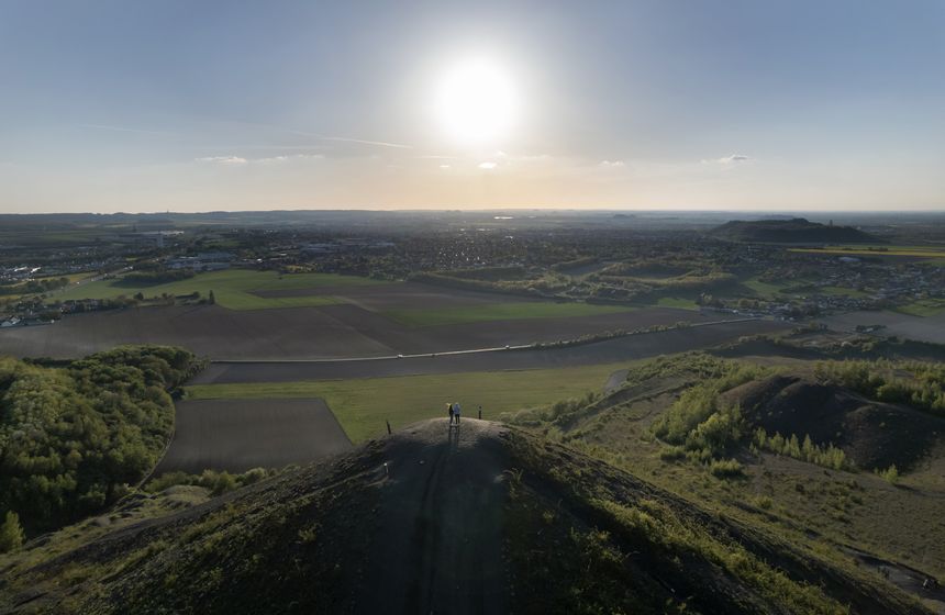 Promenade au sommet des terrils jumeaux de Loos-en-Gohelle ©N Bryant