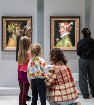 Famille dans la Galerie du temps du Louvre-Lens