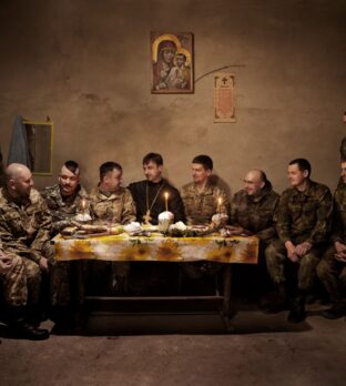 Visuel principal de l'exposition Scènes de front de Youry Bilak, inspiré de la Cène de Léonard de Vinci