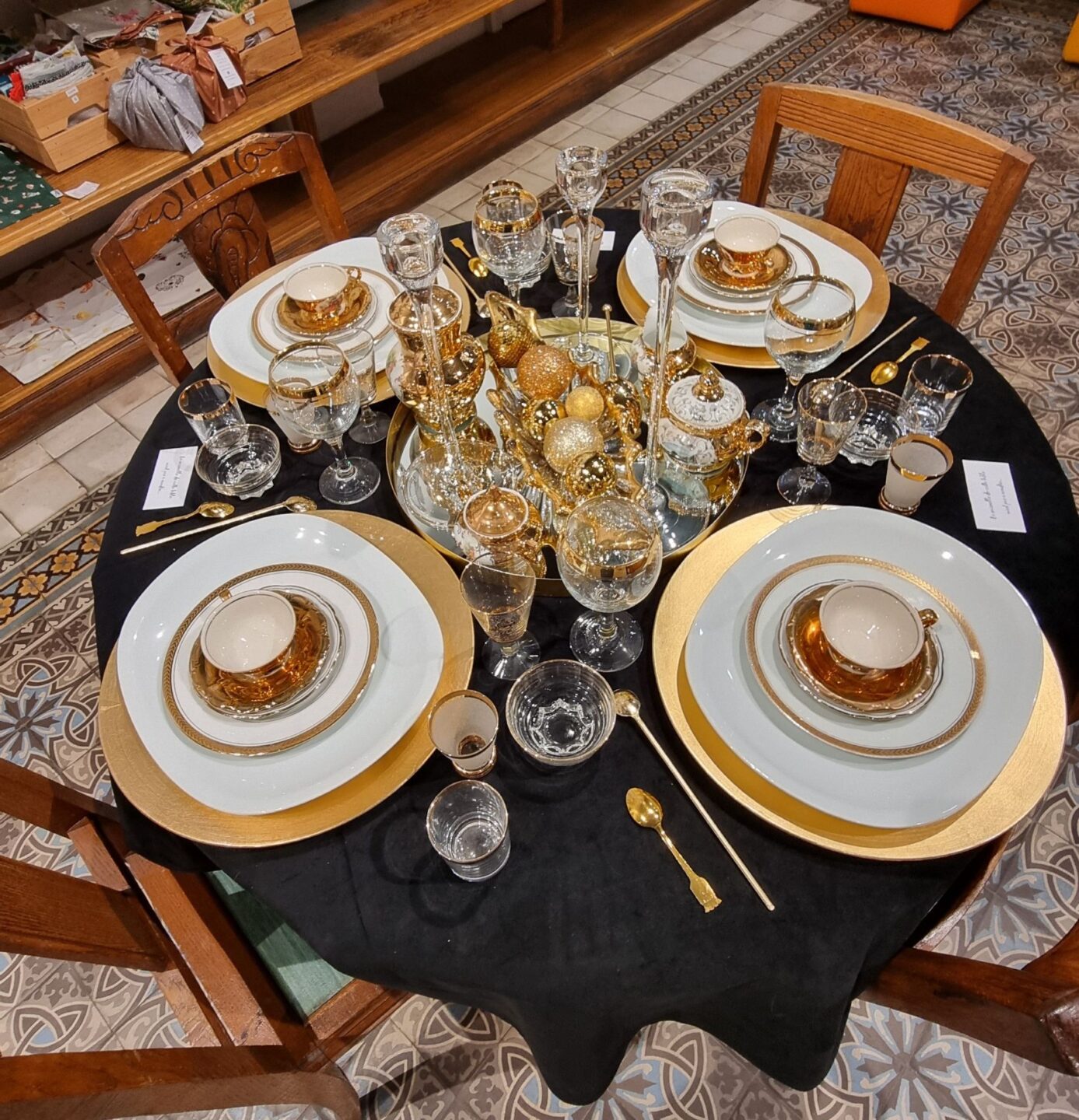 Table de fête réalisé avec de la vaisselle de chez Récup'tri