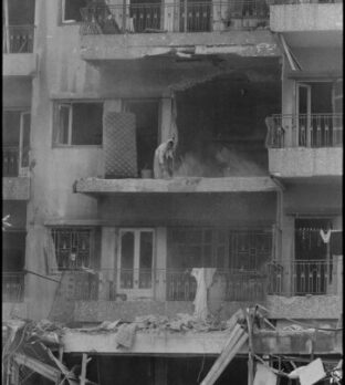 Ruines à Beyrouth visuel principal de l'exposition Silance après l'impact au Centre d'Histoire du Mémorial 14-18 Notre-Dame de Lorette ©ECPAD
