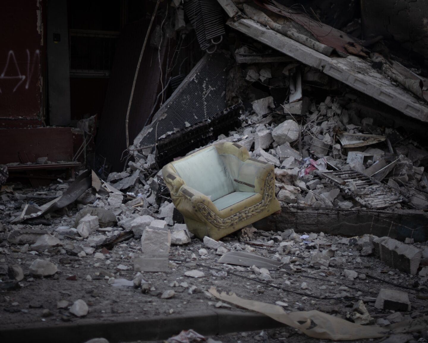 Un fauteuil dans les ruines d’un immeuble dans le quartier de Saltivka à Kharkiv, une zone de la ville particulièrement visée par les bombardements russes. Ukraine, Avril 2022. 
© Chloe Sharrock / Agence MYOP
