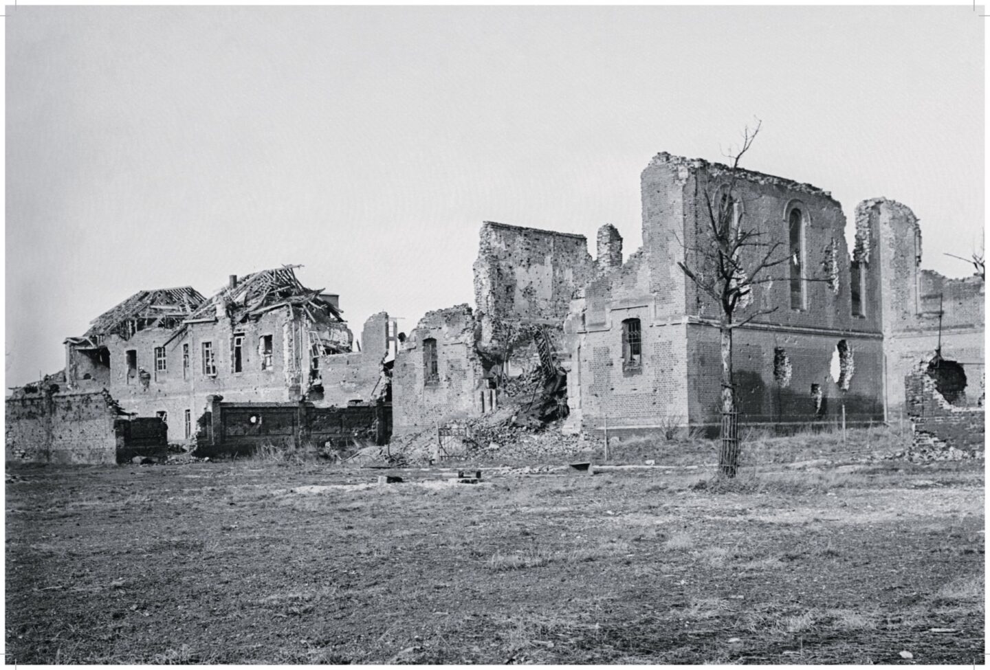 Ruines des mines de Lens, Fosse n° 3 avec l’église et l’école, 5 mars 1919 © Edouard GourdonECPADDéfense