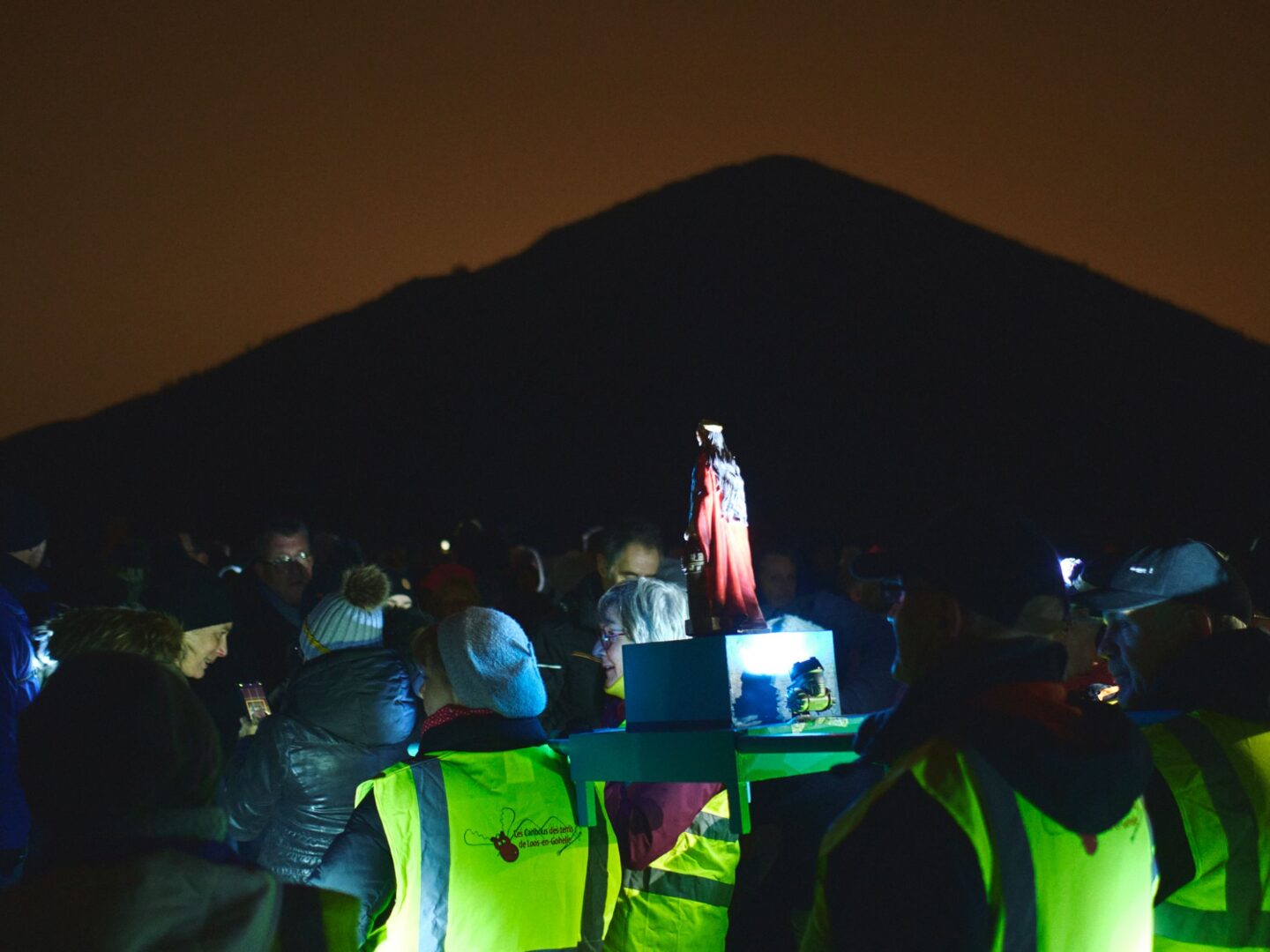 Procession de Sainte Barbe sur les terrils jumeaux de Loos-en-Gohelle ©Florent Burton